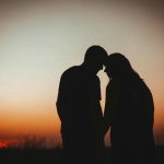 Hvorfor partnere glider fra hinanden: det stille drama om uudtalte forventninger hvorfor-partnere-glider-fra-hinanden-det-stille-drama-om-uudtalte.jpg