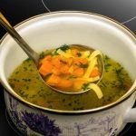 saadan-koger-du-kyllingebouillon-til-suppe-den-stoerste-fejl-med.jpg